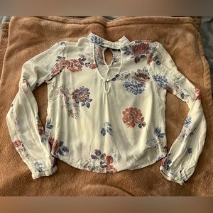 Kendall & Kylie long sleeved crop, white with flowers and button collar